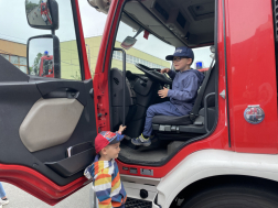 Gyermeknap a tűzoltólaktanyákban