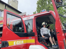 Gyermeknap a tűzoltólaktanyákban