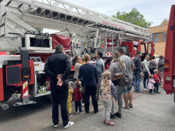 Gyermeknap a tűzoltólaktanyákban