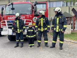 Tűzoltók egy kis tűzoltóval