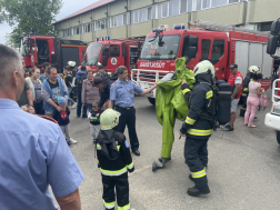 Gyermeknap a tűzoltólaktanyákban