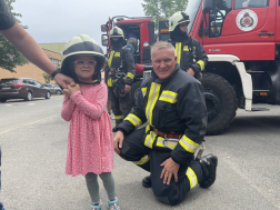 Gyermeknap a tűzoltólaktanyákban