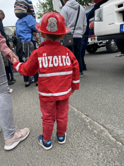 Gyermeknap a tűzoltólaktanyákban