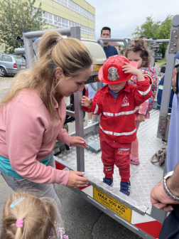Gyermeknap a tűzoltólaktanyákban