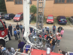 Gyermeknap a tűzoltólaktanyákban