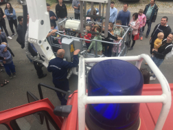 Gyermeknap a tűzoltólaktanyákban