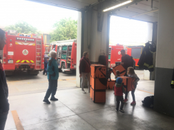 Gyermeknap a tűzoltólaktanyákban