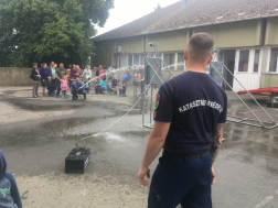 Gyermeknap a tűzoltólaktanyákban