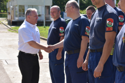 Polgármester a tűzoltókkal