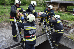 sérült mentése mélyből létrákon