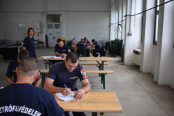 elméleti teszt írása