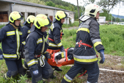 hordágyban viszik a sérültet a tűzoltók