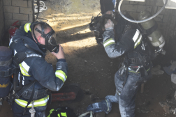 légzőálarcot felveszik a tűzoltók a füstben