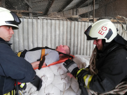 sérült mentése hordággyal