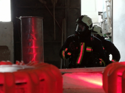 tűzfészek közelében a tűzoltók