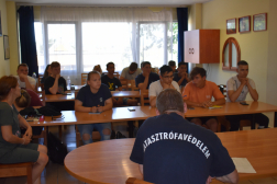 tűzoltó tart előadást 