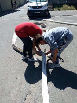 tömlőket kapcsolnak össze a vizsgázók