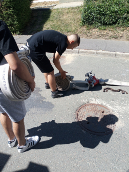 tömlőket kapcsolnak össze a vizsgázók