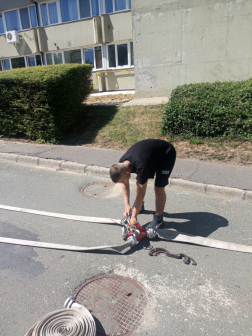 tömlőket kapcsolnak össze a vizsgázók