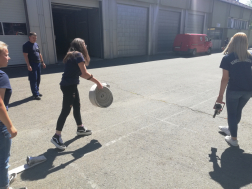 tömlőt gurít a vizsgázó