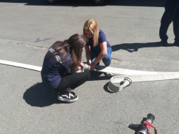 tömlőket kapcsolnak össze a vizsgázók