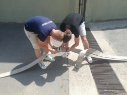 tömlőket kapcsolnak össze a vizsgázók