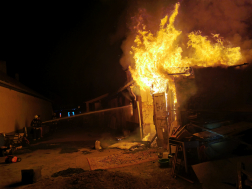 oltják az égő házat