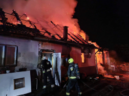 oltják az égő házat