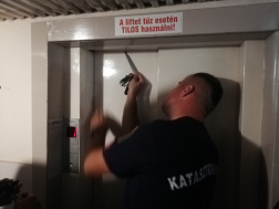 Begyakorló gyakorlat Egerben egy középmagas épületben
