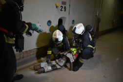 sérültre mentőálarcot adnak