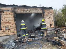 az ingatlan bejáratánál a beavatkozók