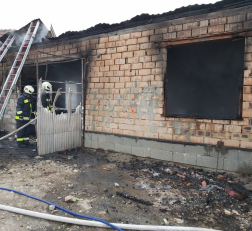 vízsugárral oltanak a tűzoltók