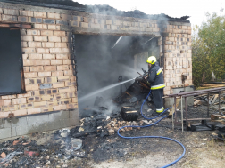 egy vízsugárral oltanak