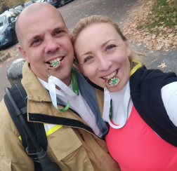 A pár az érmekre ráharap