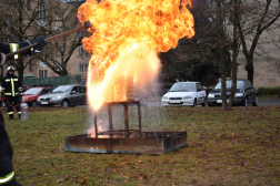 a tűzre ráöntött víz gőzzé alakul és szabályosan kirobbantja az égő olajat az edényből