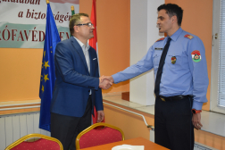 Plachi Péter köszönti Juhász Attilát