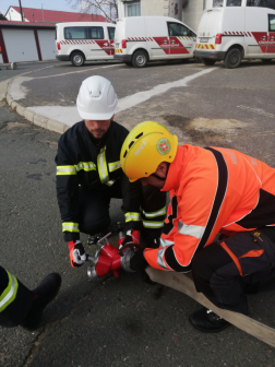 szerelés közben a tűzoltó