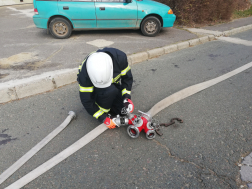 Szerelés közben egy szakfelszereléssel az önkéntes