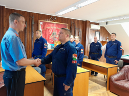 Vizi Tibor kézfogás a parancsnokkal