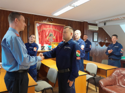 Tajti Gáspár Zsolt kézfogása a parancsnokkal