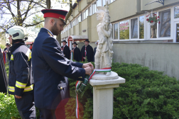 Megkoszorúzza hivatásos a szobrot
