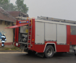 A helyszínen a tűzoltó jármű (Tura)
