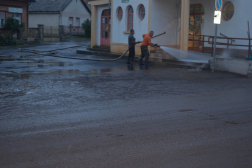 tisztítják az utcát vízsugárral