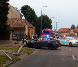Villanyoszlopnak ütközött Egerben egy személyautó