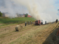 Oltják a tarktort a tűzoltók