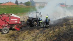 Oltják a tarktort vízsugárral a tűzoltók