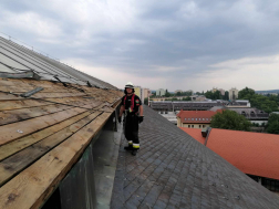 Tetőn dolgoznak a tűzoltók