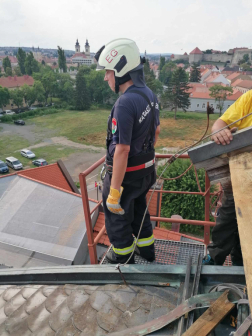 Tetőszerkezet elemit távolítják el a tűzoltók