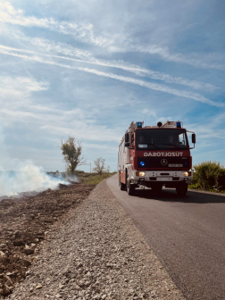 Tűzoltó gépjármű a helyszínen