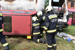 A hátsó ajtók szedik ki a sérültet